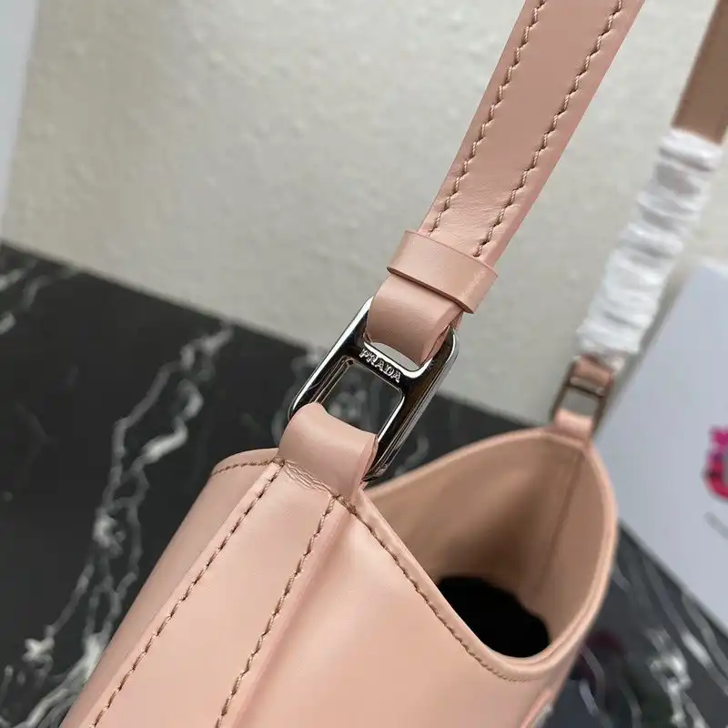 Pra*a bags 2010b570004