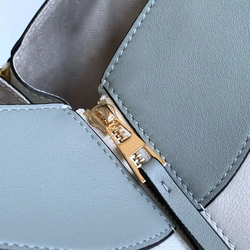 L0ew* bag 2210ya0050