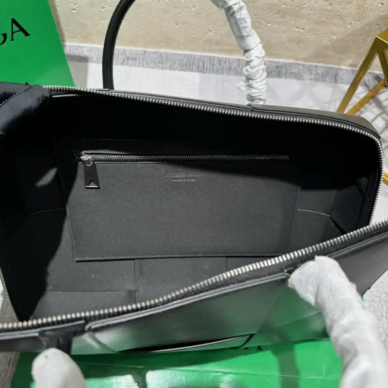 b0tt*ga Ven*ta bags 2406ya0020