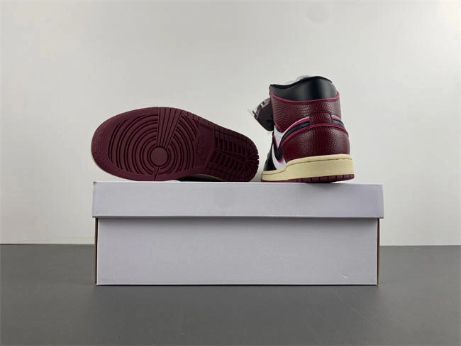 RelaxedFit AIR JORDAN 1 MID  FQ7818- 3653