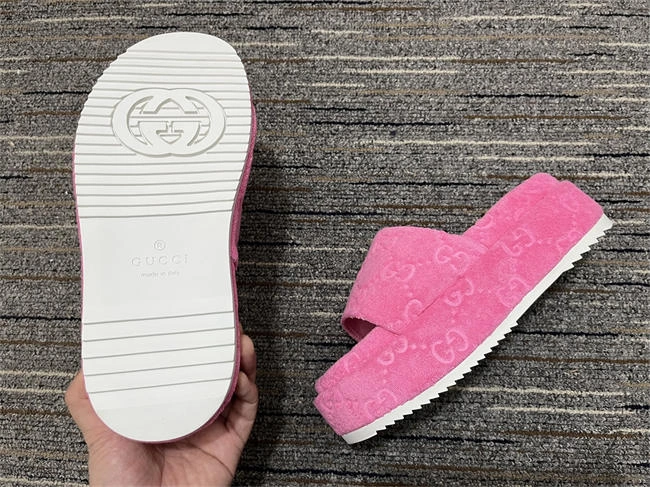 G*u*i side women attractive 460