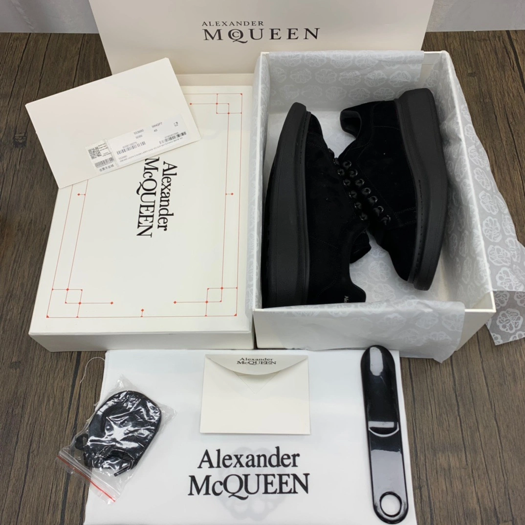 Versatile McQuen Triple Black 553761WHV 2496