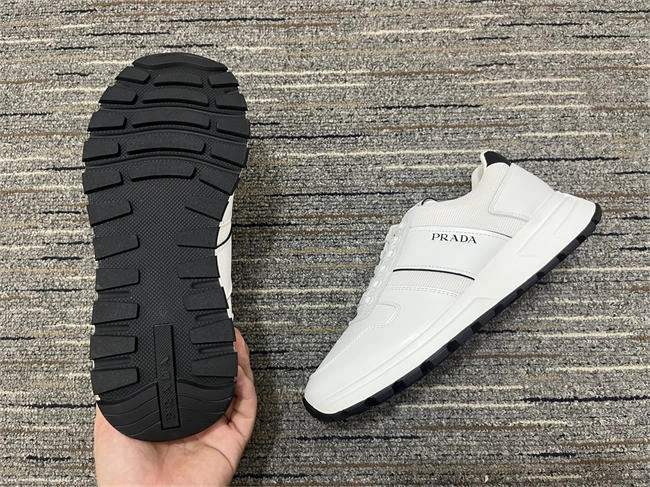 stretchable Pra*a sneaker 3362